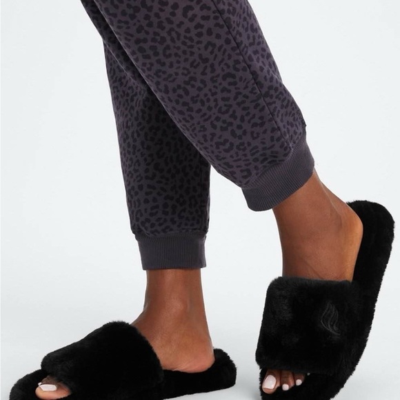 Fabletics • Fur Slip on Slippers - Picture 5 of 7